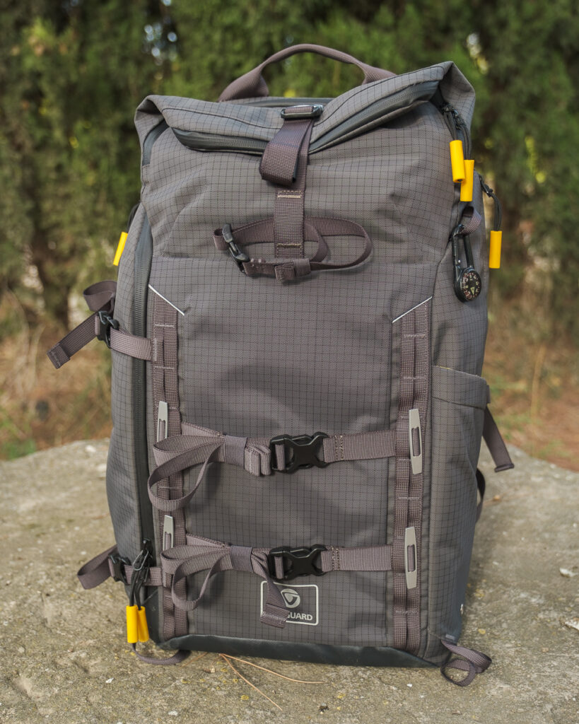 La mochila Vanguard VEO ACTIVE 53GY dispones de una gran cantidad de correas y bolsillos