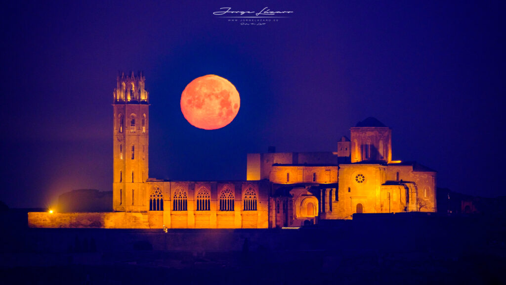 Luna llena sobre la Seu Vella de Lleida