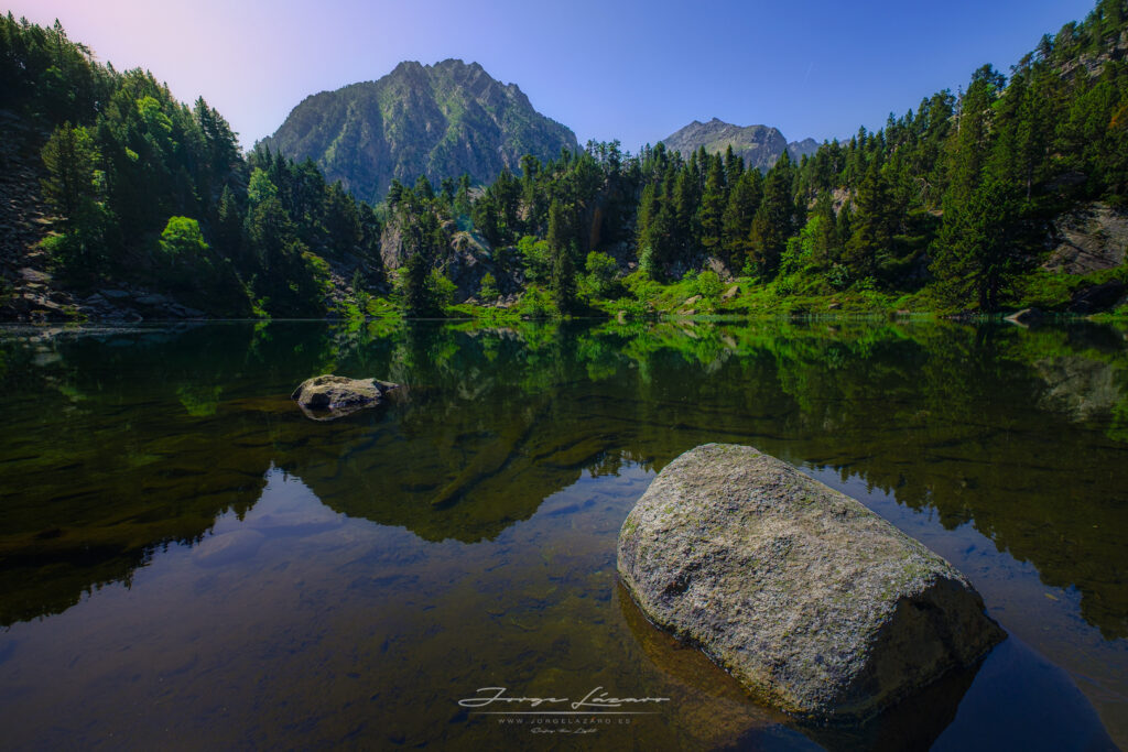 Reflejos de verano y tranquilidad absoluta en el Pirineo.